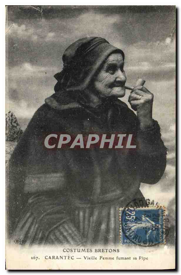 CPA Folklore Carantec Vielle femme fumant la pipe Tabac