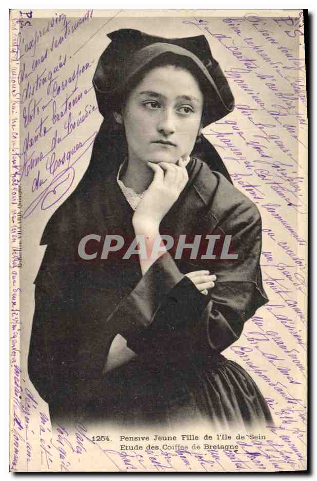 CPA Folklore Pensive jeune fille de l'Ile de Sein 
