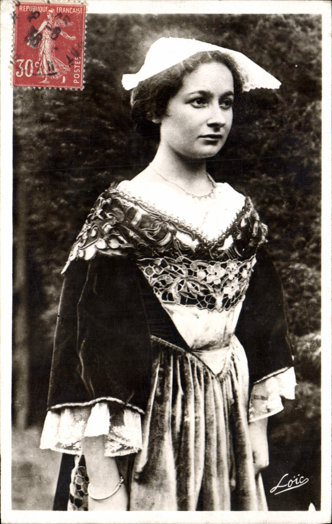 CPA Folklore Jeune fille de Ste Anne d'Auray