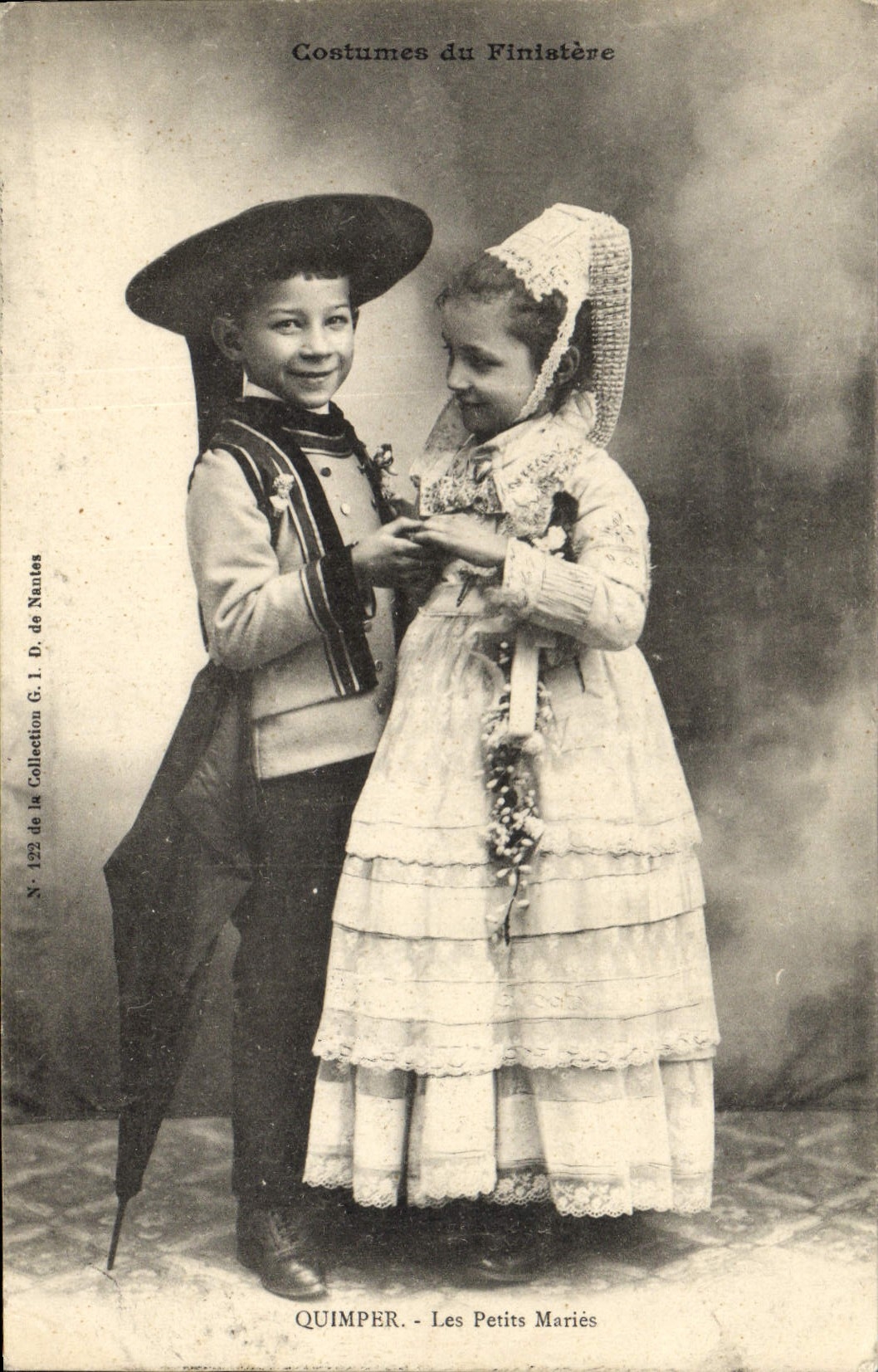 CPA Folklore Enfants Quimper Les petits maries Mariage