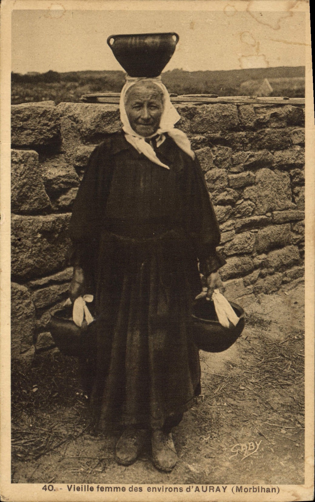 CPA Folklore Vieille femme des environs d'Auray 