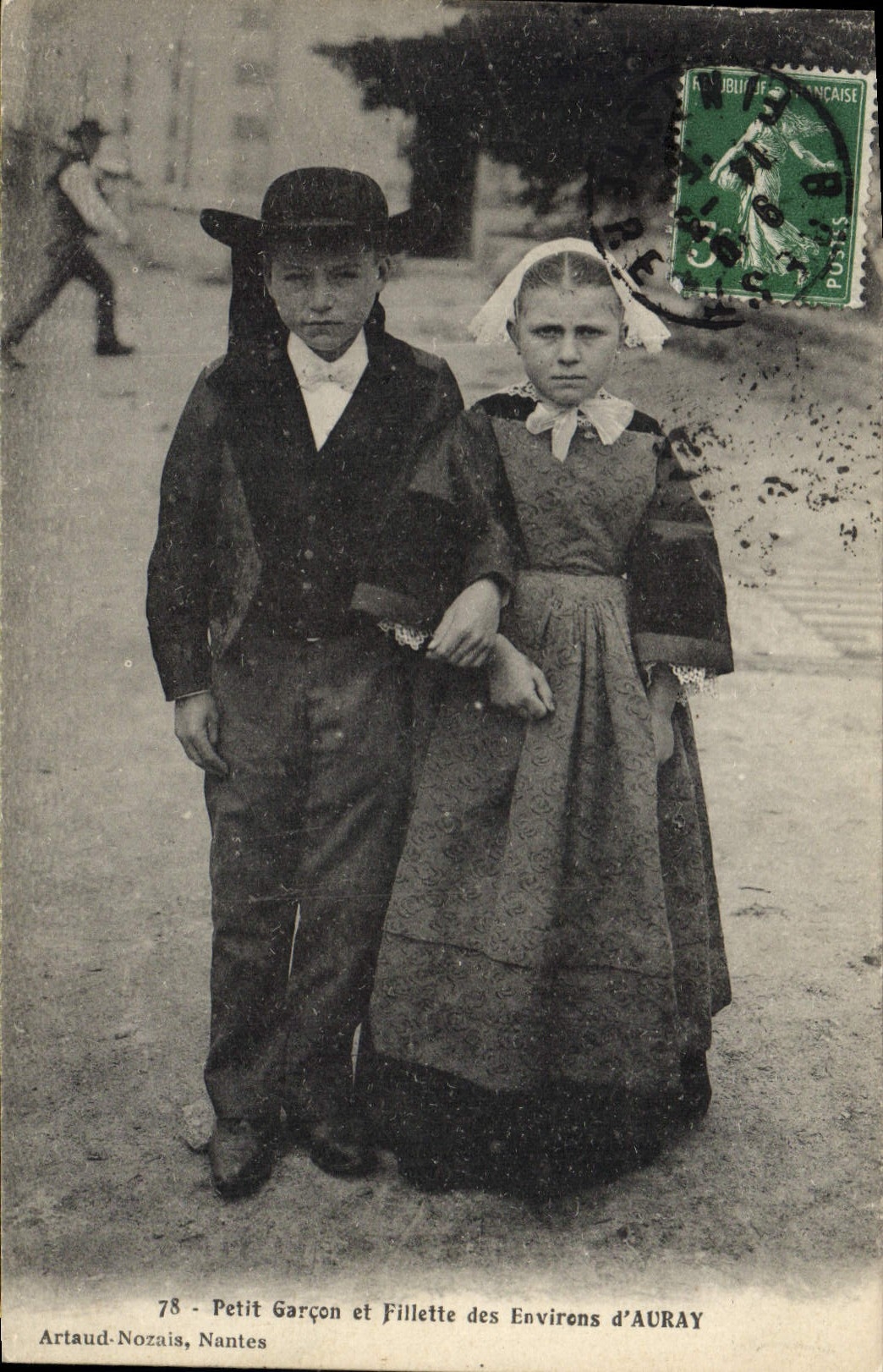CPA Folklore Enfants Petit garcon et fillette des environs d'Auray