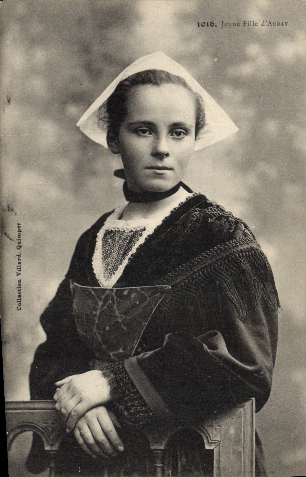 CPA Folklore Jeune fille d'Auray