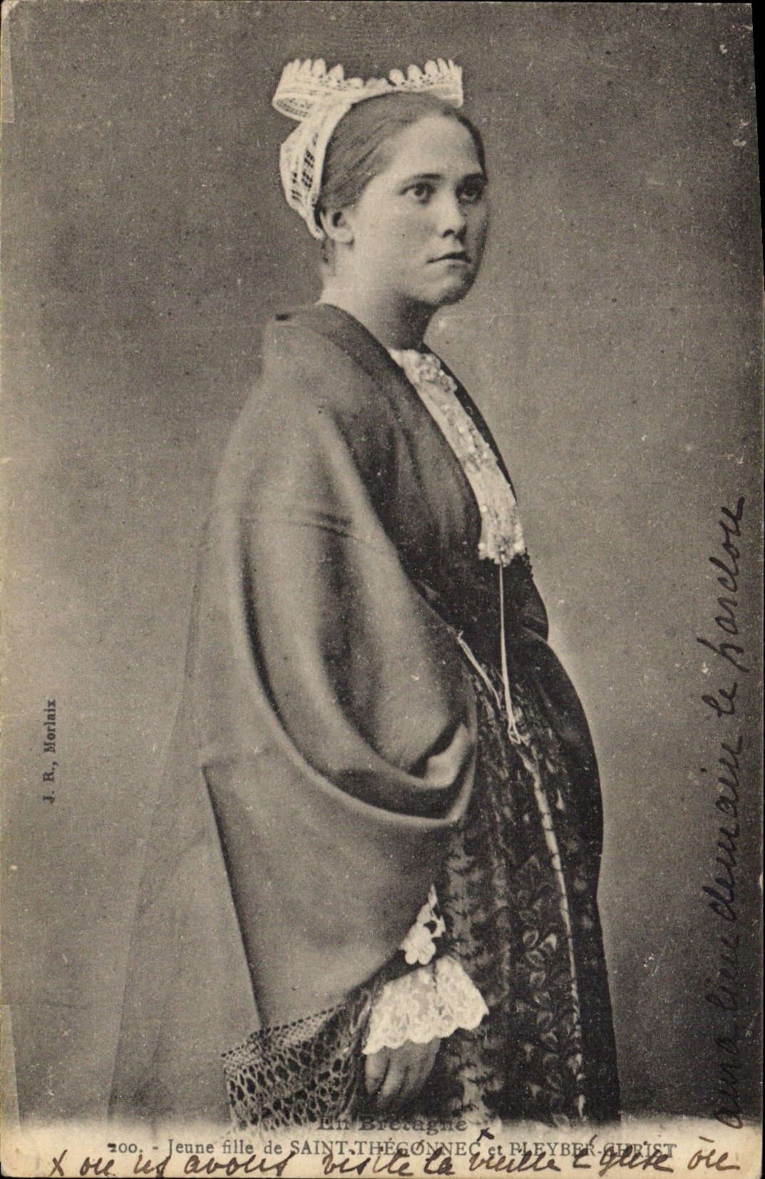 CPA Folklore Jeune fille de Saint Thegonnec et Pleyber Christ