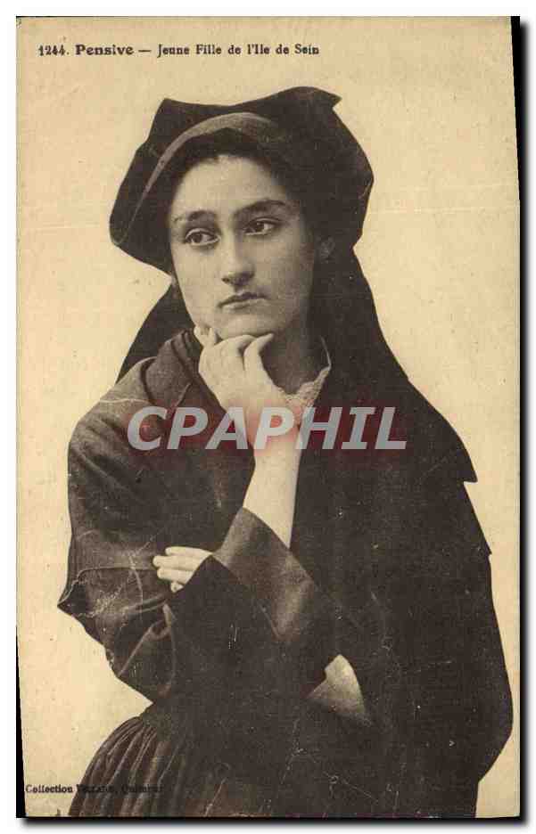 CPA Folklore Pensive Jeune fille de l'Ile de Sein