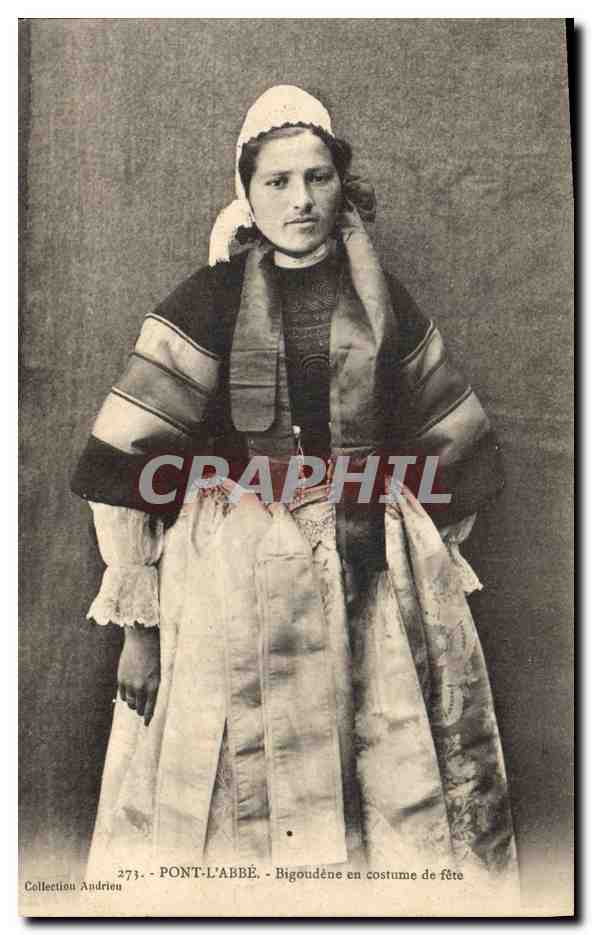 CPA Folklore Pont L'Abbe Bigoudene en costume de fete