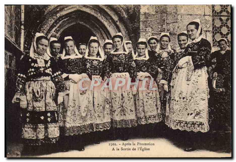 CPA Folklore Apres la procession A la sortie de l'eglise Femmes