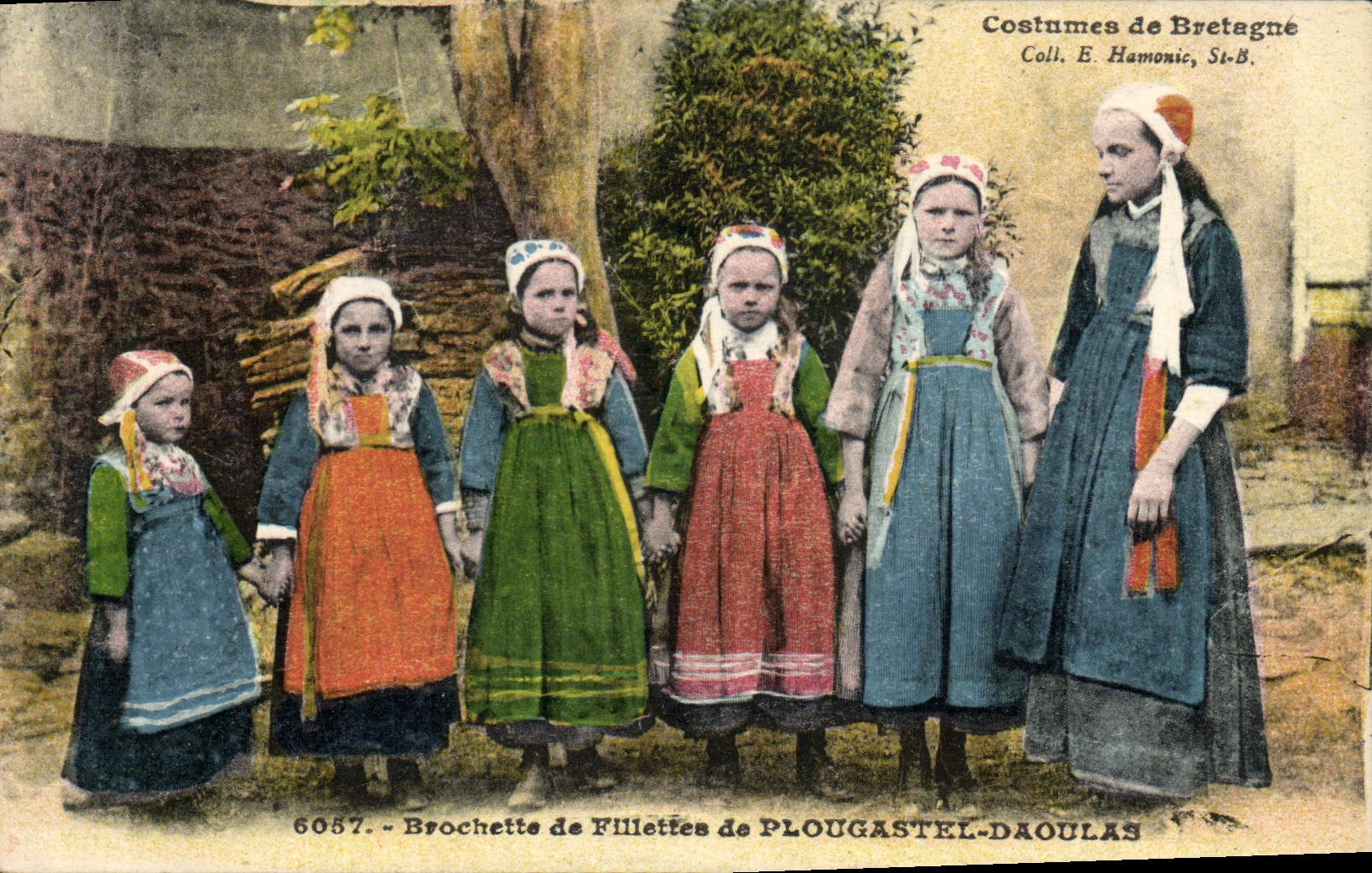 CPA Folklore Brochette de fillettes de Plougastel Daoulas 