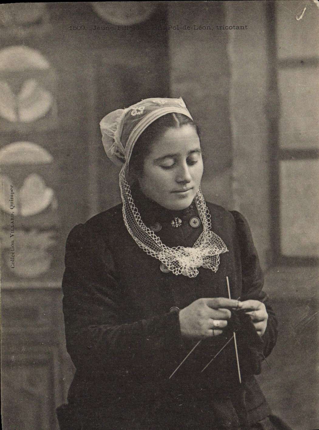 CPA Folklore Jeune fille de Saint Pol de Leon tricotant