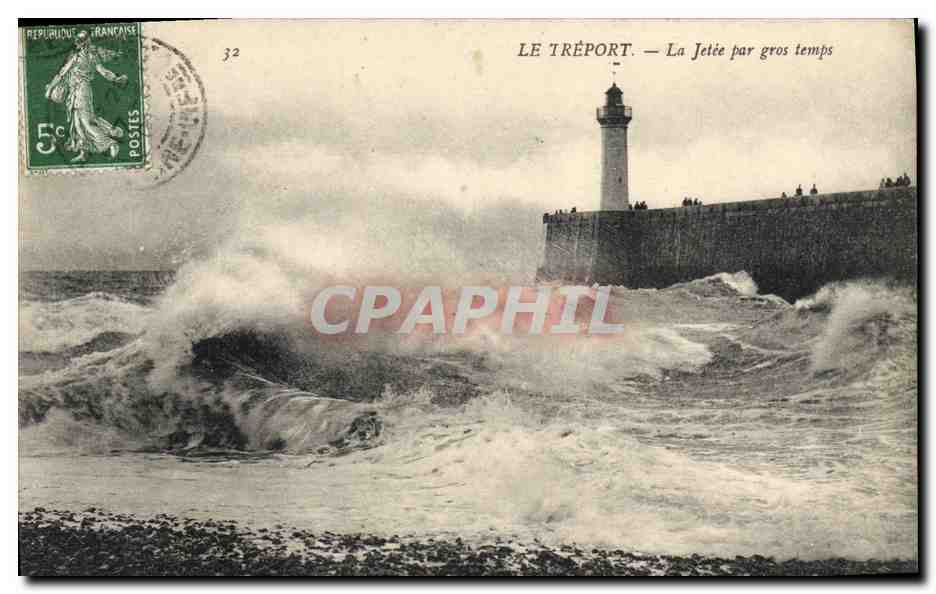 CPA Phare Le Treport La jetee par gros temps
