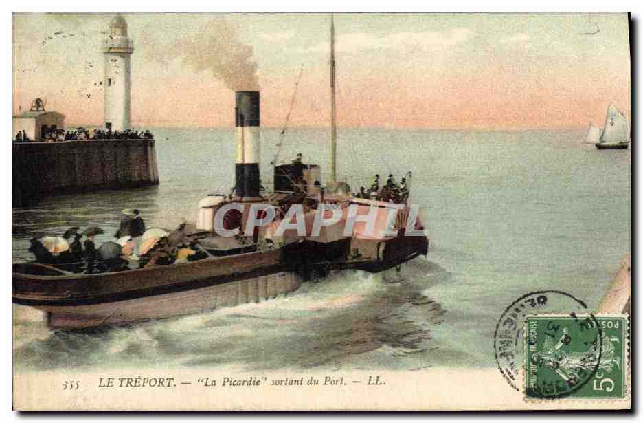 CPA Phare Le Treport La Picardie sortant du port Bateau
