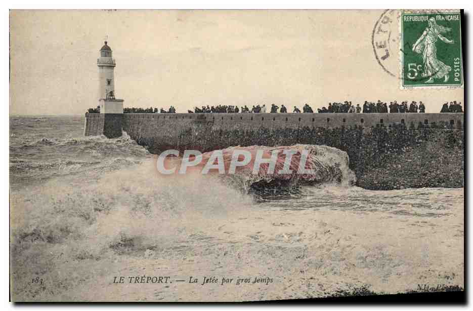 CPA Phare Le Treport La jetee par gros temps