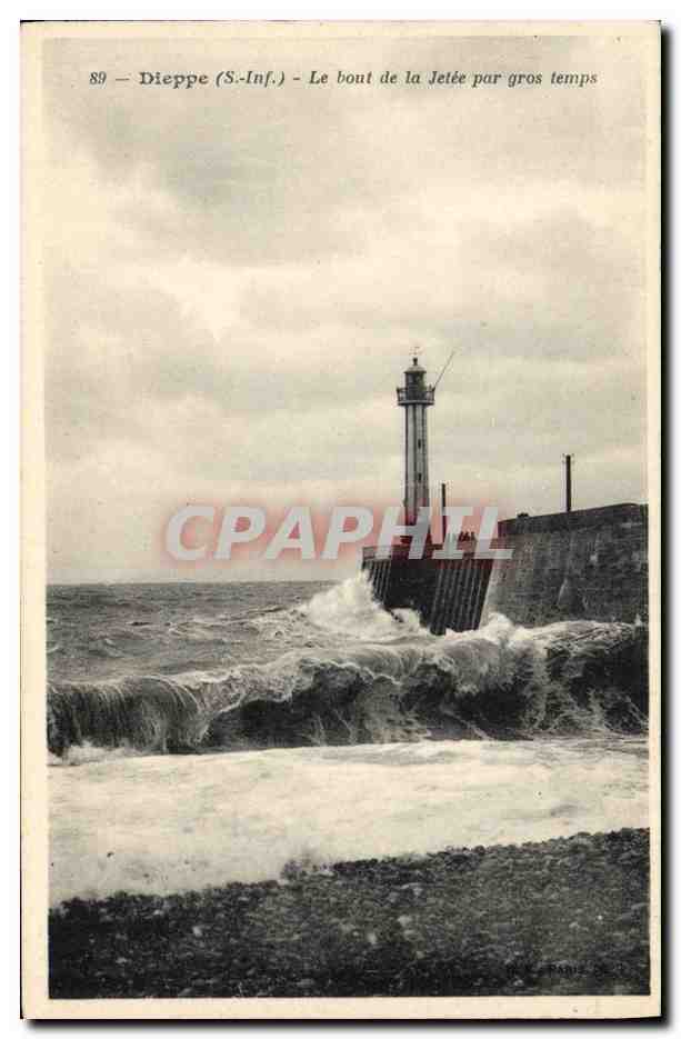 CPA Phare Dieppe Le bout de la jetee par gros temps