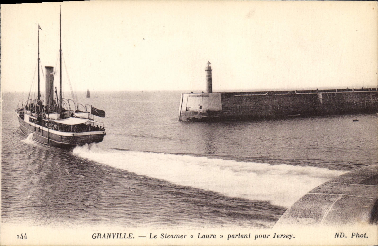 CPA Phare Granville Le steamer Laura partant pour Jersey Bateau