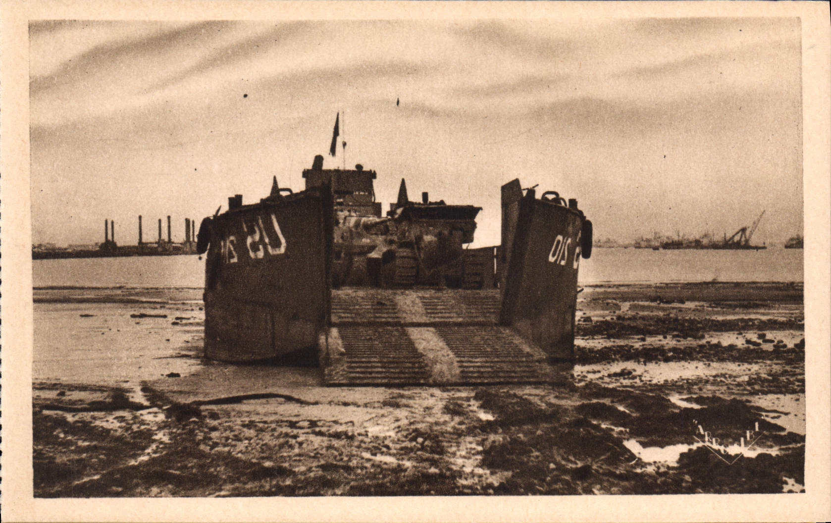 CPM Militaria Arromanches les Bains Le port de la Liberation Sur la plage Barde debarquement Bateau