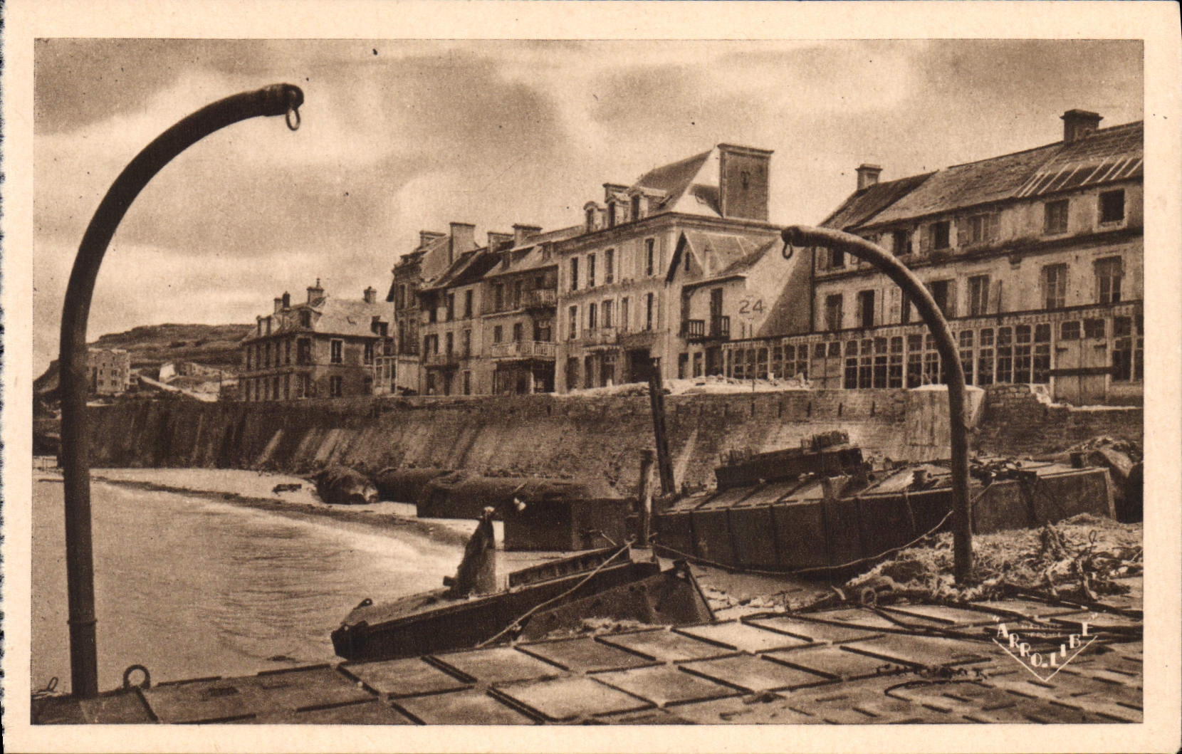 CPM Militaria Arromanches les Bains Le port de la Liberation Caissons et flotteurs echoues contre la digue