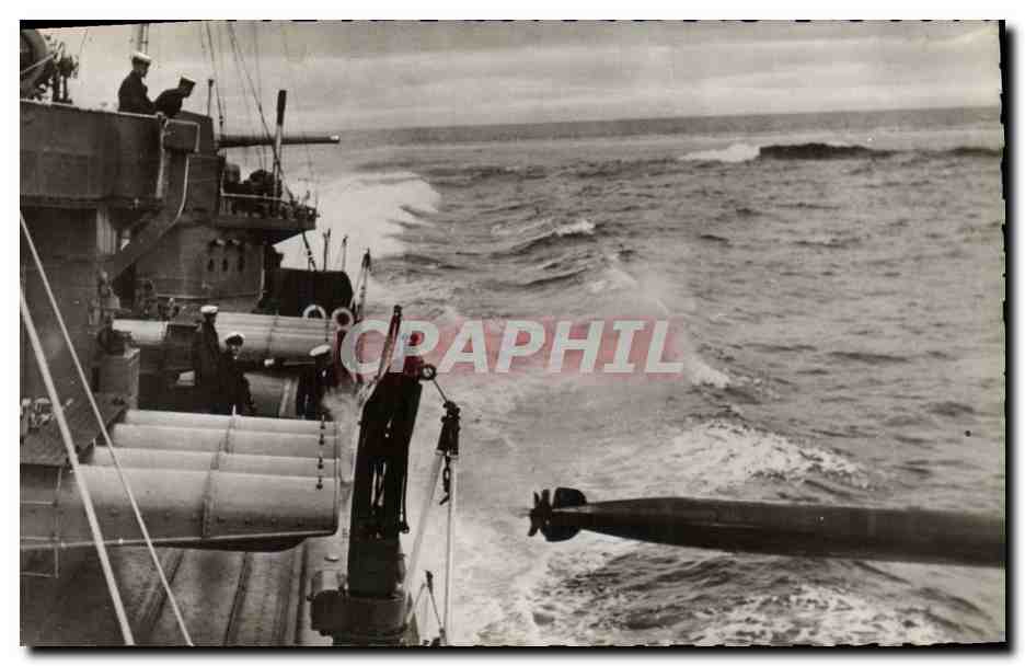 Lancement d'une torpille d'un navire Anglais — Marine 2 — Imprimé en France
