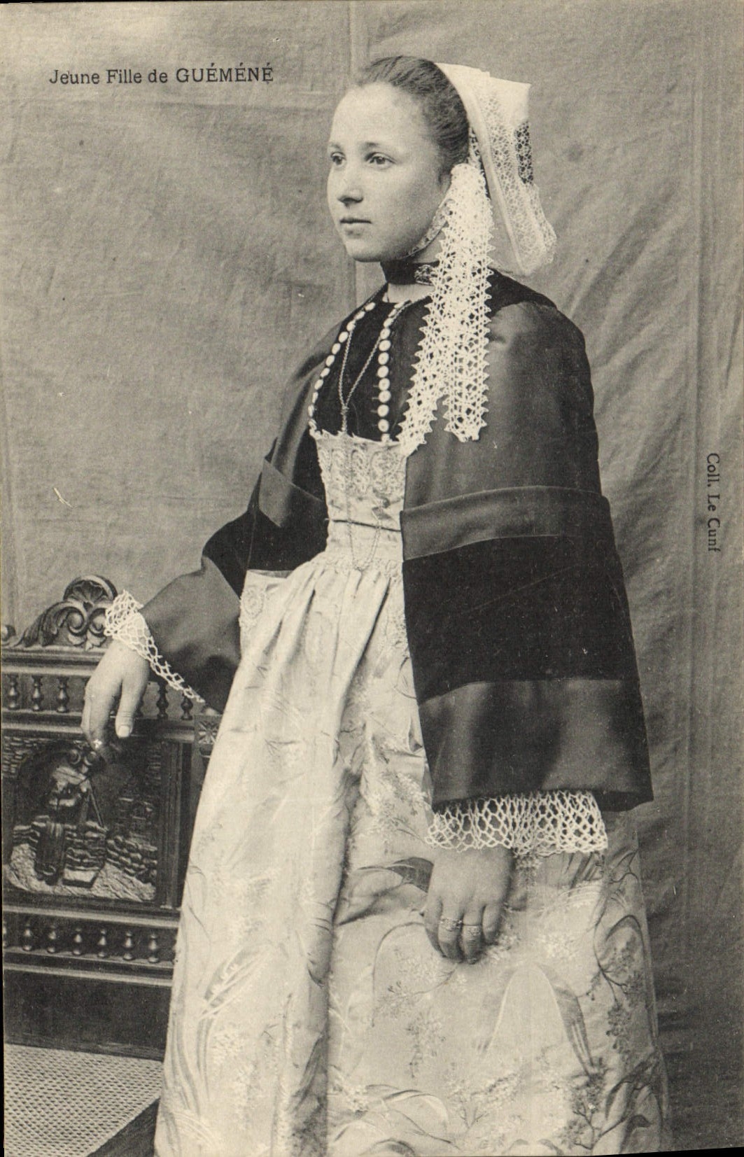 CPA Folklore Jeune fille de Guemene