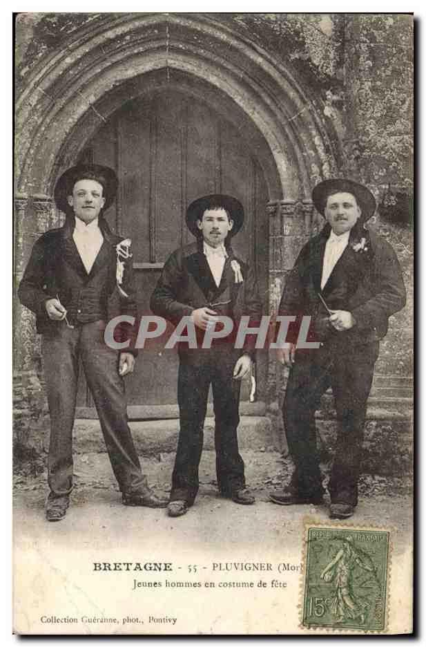CPA Folklore Pluvigner Jeunes hommes en costume de fete 