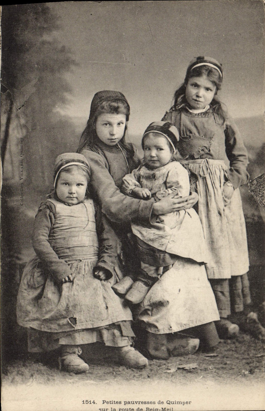 CPA Folklore Petites paysannes de Quimper sur la route de Beig Meil Enfants