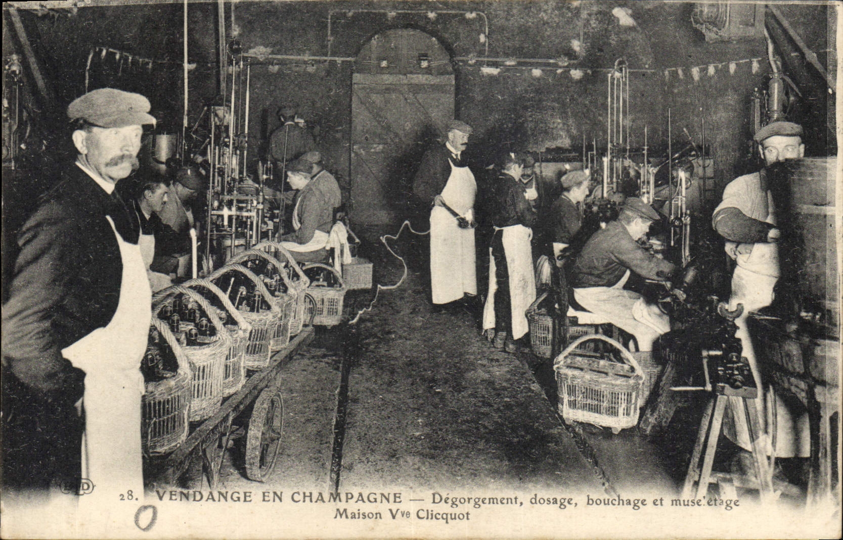 CPA Folklore Vin Vendanges Champagne Degorgement dosage bouchage et muse etage Maison Veuve Clicquot