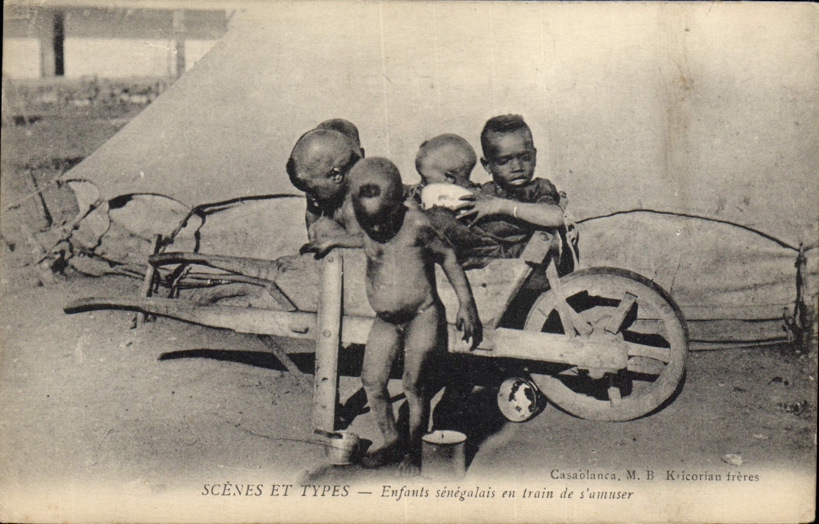 Enfants sénégalais en train de s'amuser — SCÈNES ET TYPES — Casaòlanca, M. B. Kricorian frères