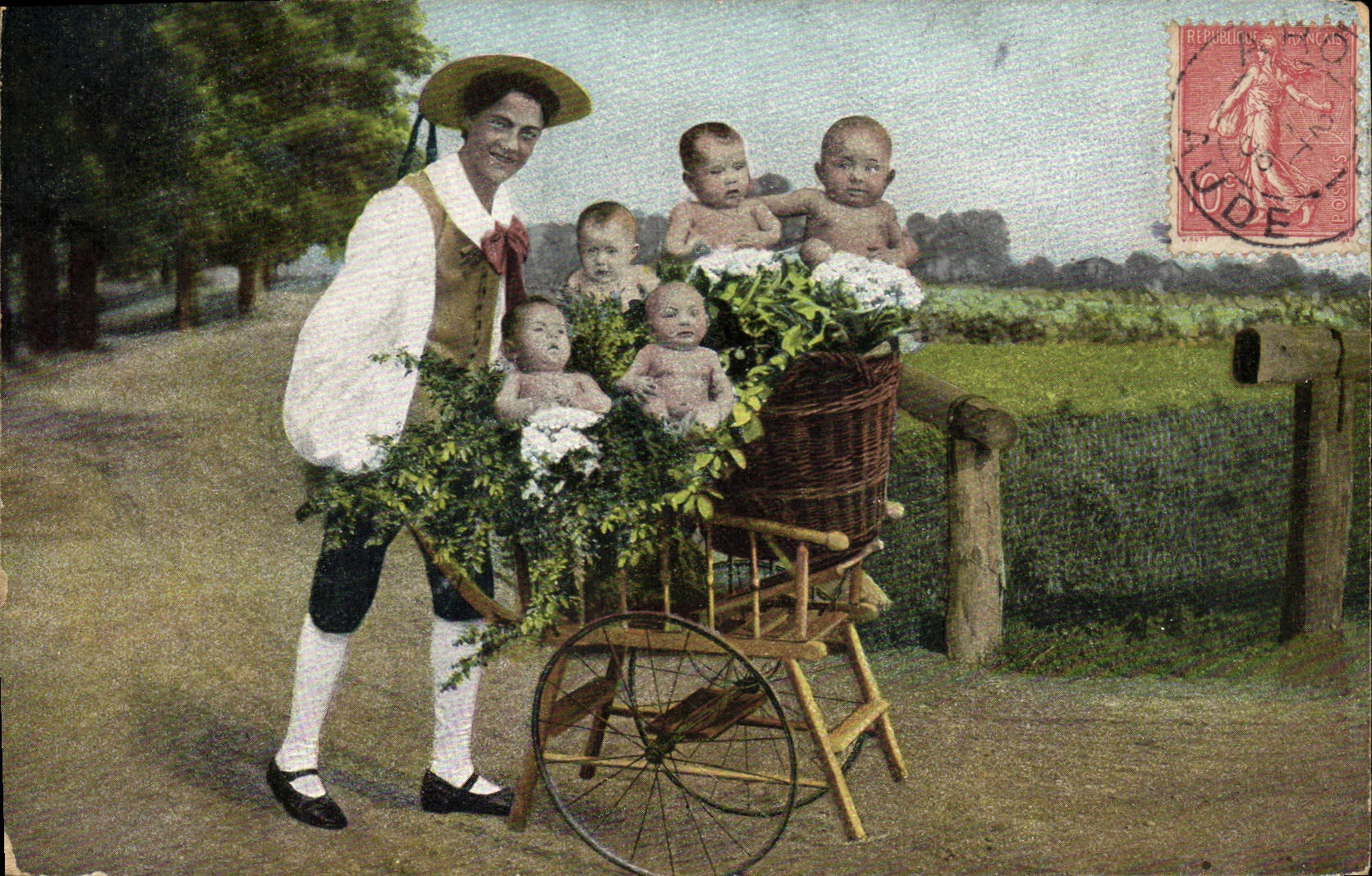 Femme avec plusieurs bébés dans un landau — scène de jardin — éditeur non identifié