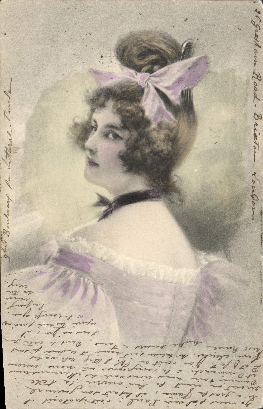 Jeune femme en robe lilas — portrait — éditeur inconnu, n° de série non visible