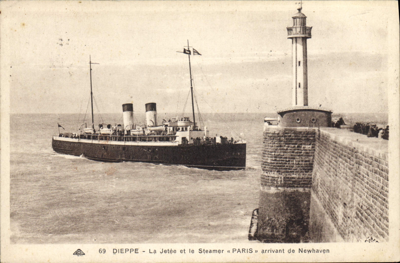 Dieppe - La Jetée et le Steamer « PARIS » arrivant de Newhaven