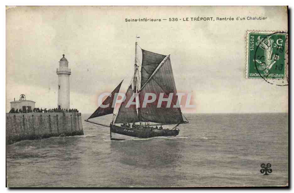 CPA Phare Le Treport Rentree d'un chalutier Bateau de peche