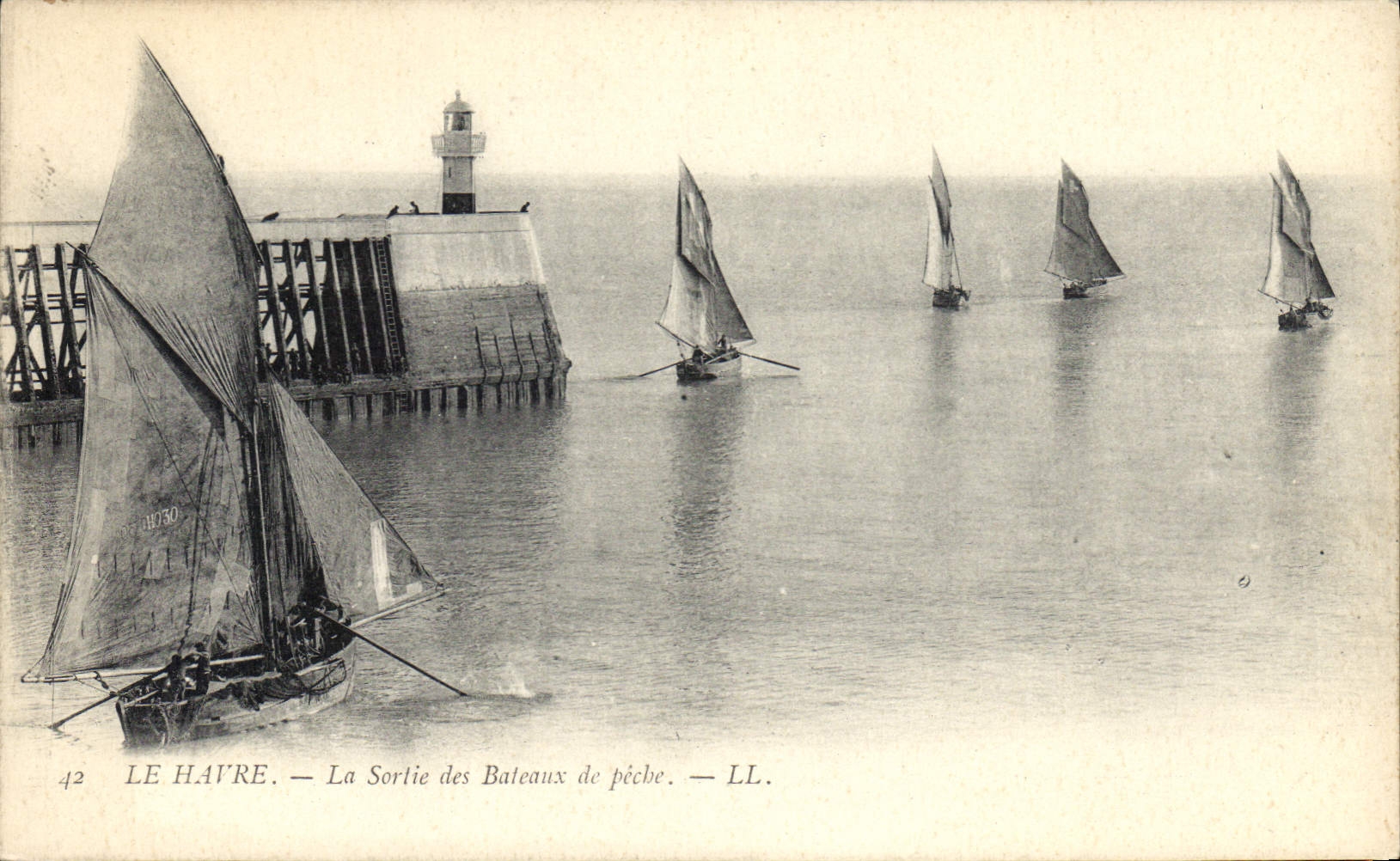 CPA Phare Le Havre La sortie des bateaux de peche Bateau