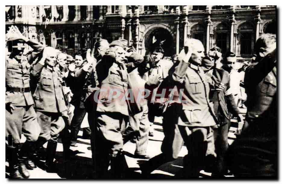 CPA Militaria Paris Officiers allemands faits prisonniers Place de l'Opera diriges vers L'Hotel de Ville
