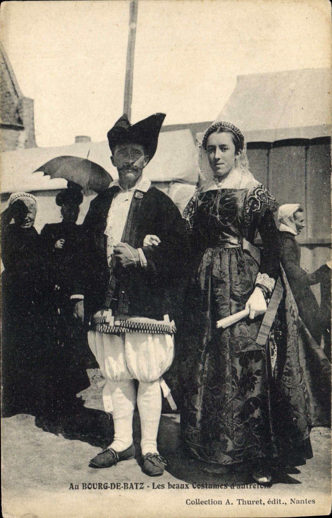 CPA Folklore Au Bourg de Batz Les beaux costumes d'autrefois
