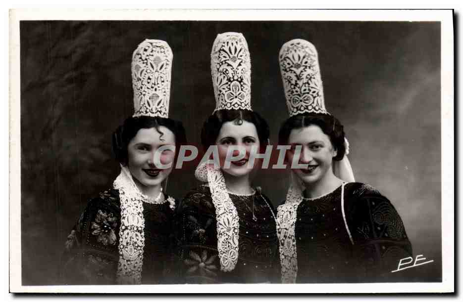 CPA Folklore Joli trio de Bigoudennes