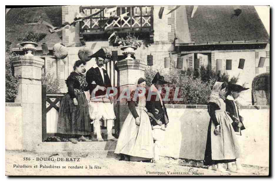 CPA Folklore Bourg de Batz Paludiers et Paludieres se rendant a la fete