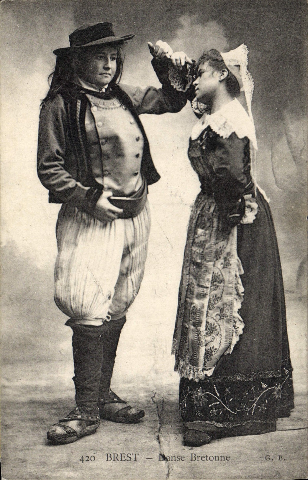 CPA Folklore Brest Danse Bretonne