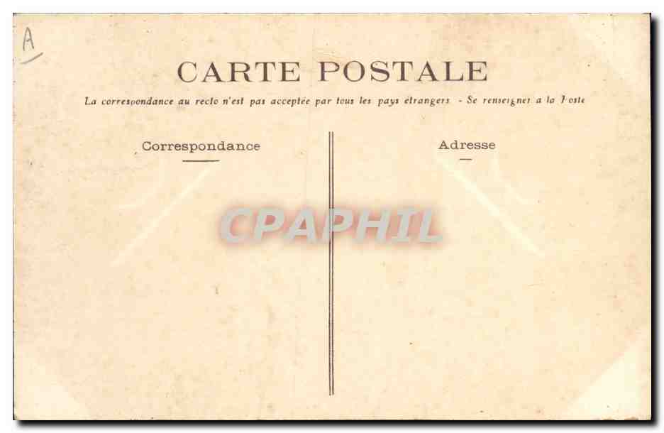 CPA Folklore Bourg de Batz Entre deux danses un peu de repos au bord de la mer est tout indique — Verso