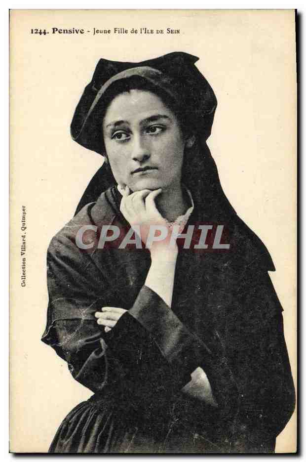 CPA Folklore Pensive Jeune fille de L'Ile de Sein