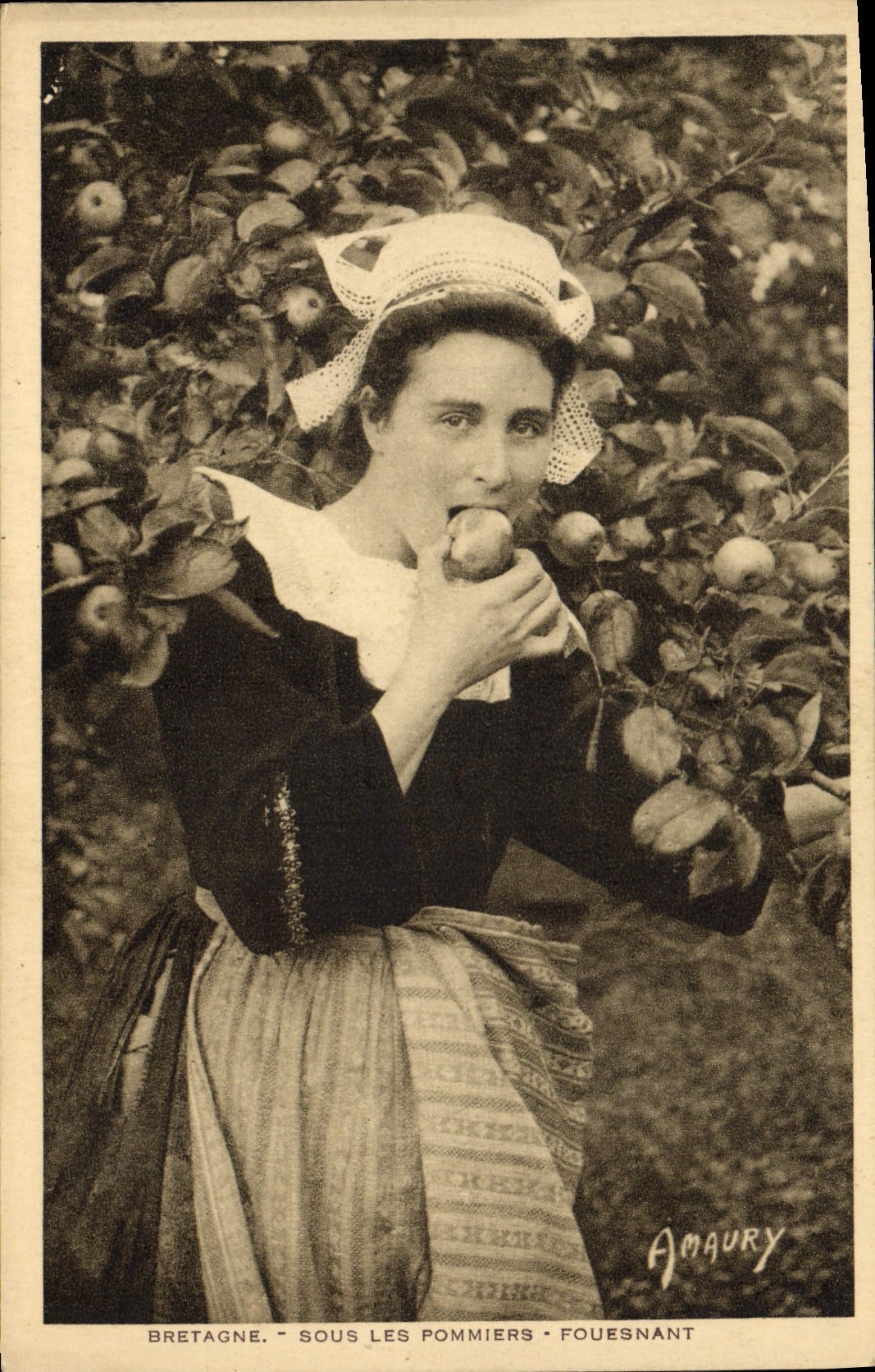 CPA Folklore Bretagne Sous les pommiers Fouesnant 