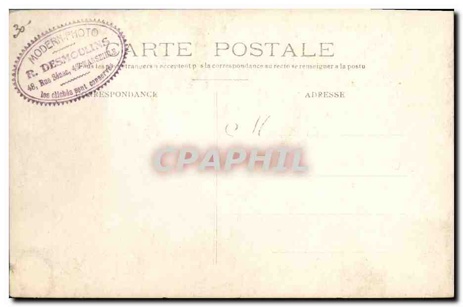 Jeune couple en jardin — homme poussant une brouette avec femme à l'intérieur — éditeur R. Desmoulins, 48, Rue Sénac, Marseille — Verso