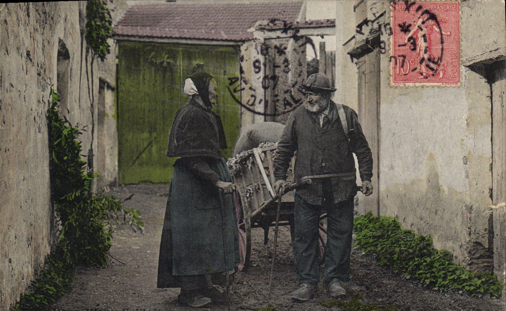 Deux personnes avec charrette — rue étroite — C. Maleuil, phot. édit. Prais, n°33
