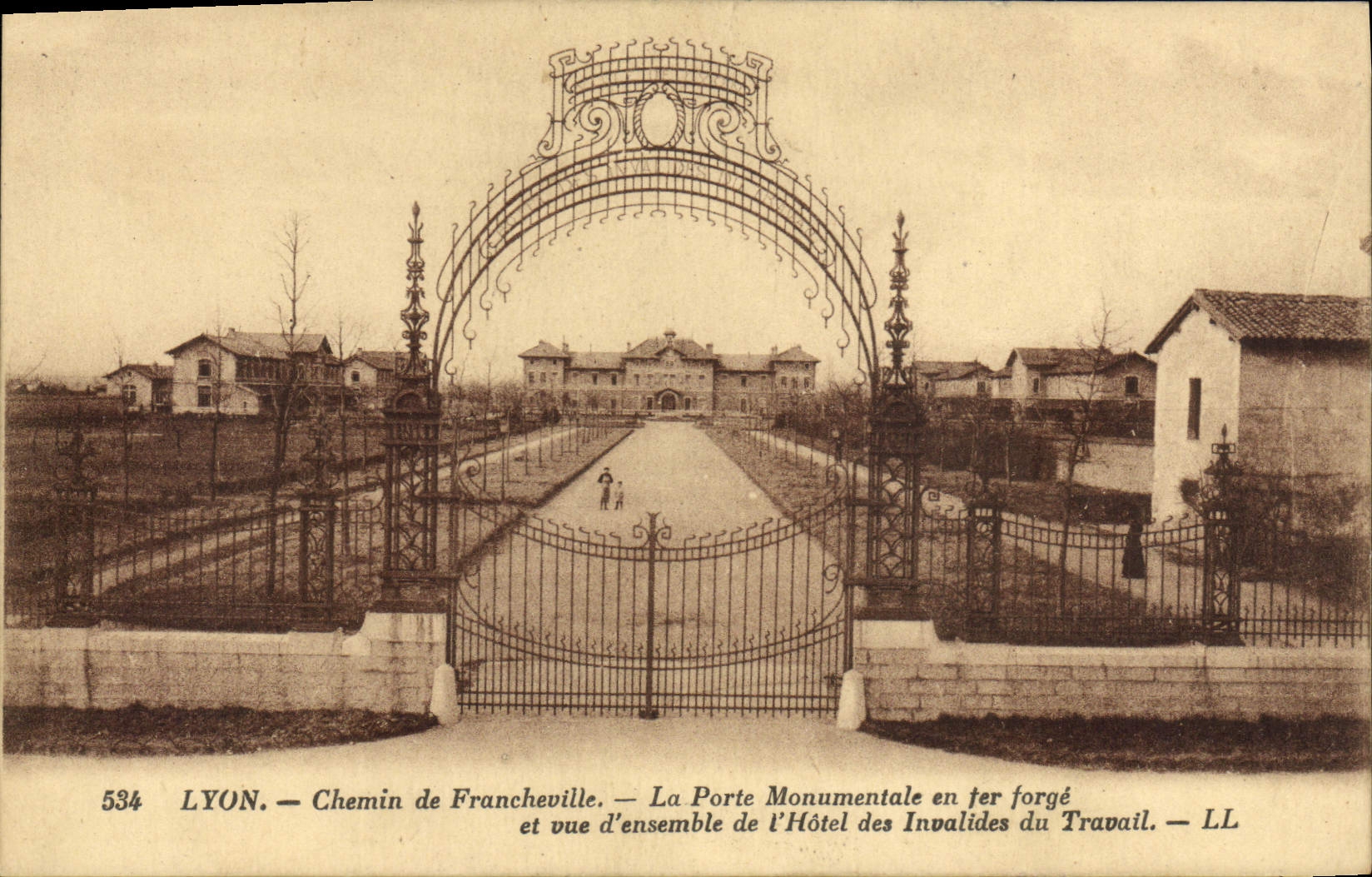 CPA Lyon Chemin de Francheville La porte monumentale en fer forge et vue d'ensemble de l'Hotel des Invalides du Travail 