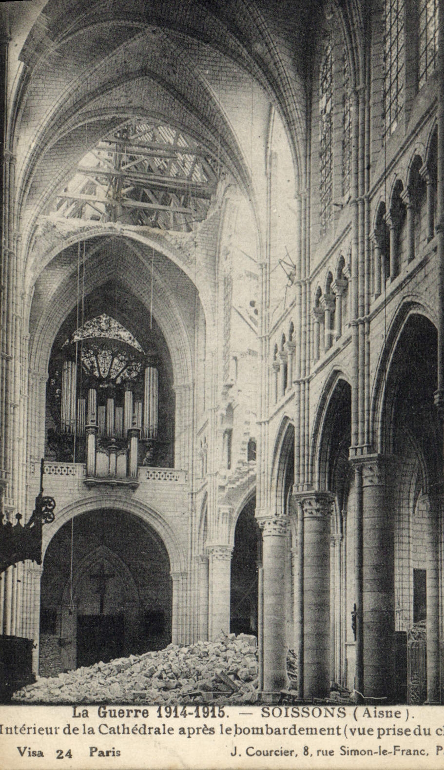 CPA Orgue Soissons Interieur de la cathedrale apres le bombardement vue prise du choeur Militaria