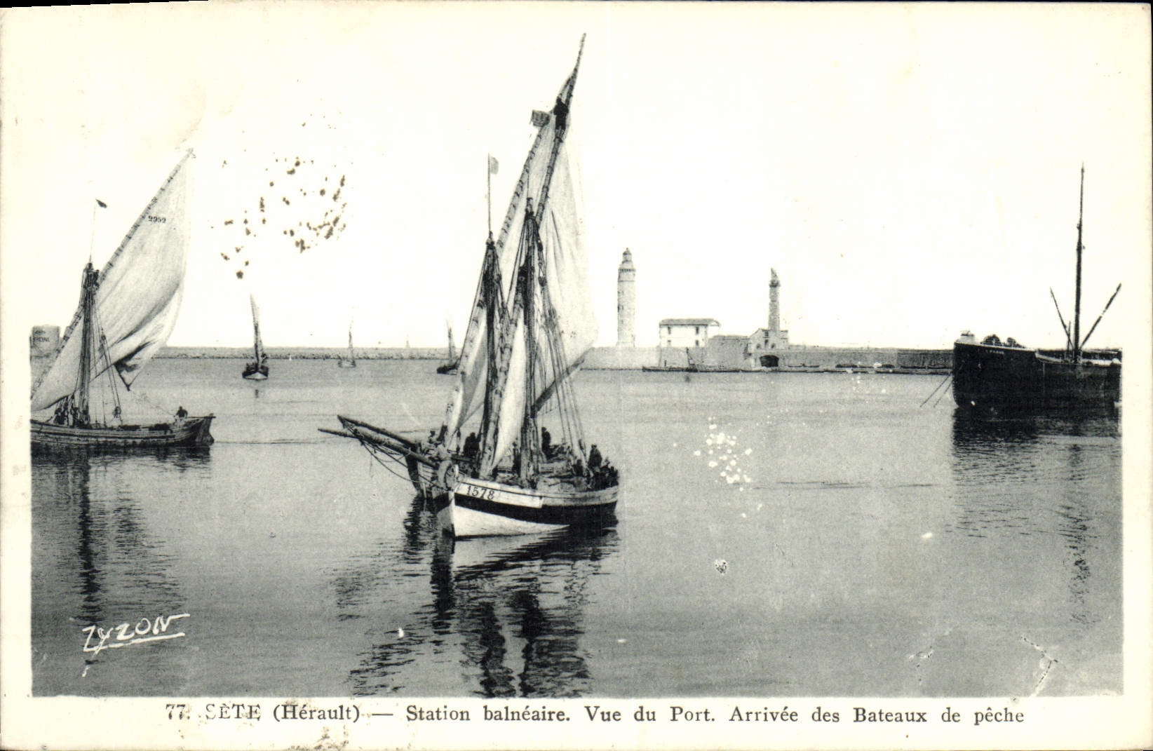 CPA Phare Sete Station balneaire Vue du port Arrivee des bateaux de peche