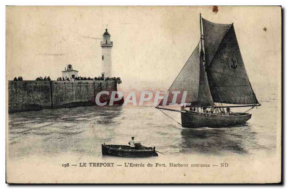 CPA Phare Le Treport L'entree du port Bateau