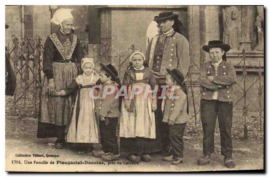 CPA Folklore Une famille de Plougastel Daoulas 