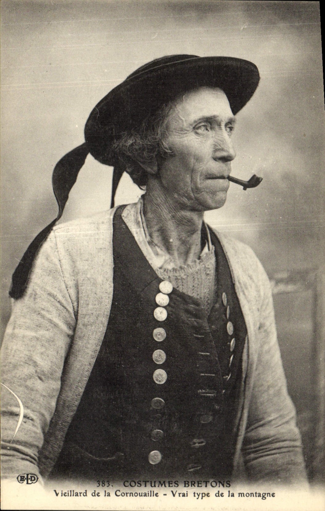 CPA Folklore Vieillard de la Cornouaille Vrai type de la montagne