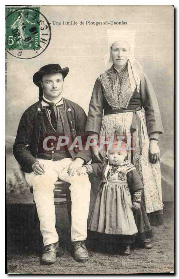 CPA Folklore Une famille de Plougastel Daoulas
