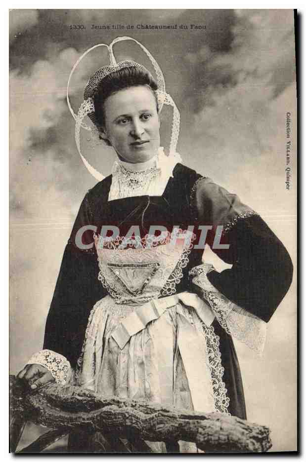 CPA Folklore Jeune fille de Chateauneuf du Faou