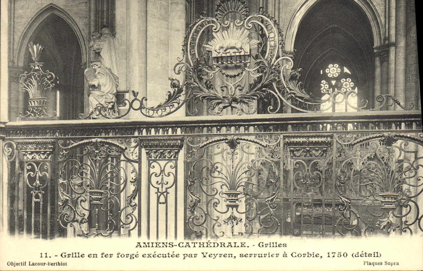 Amiens-Cathédrale — Grilles en fer forgé exécutées par Veyren, serrurier à Corbie, 1750 (détail)